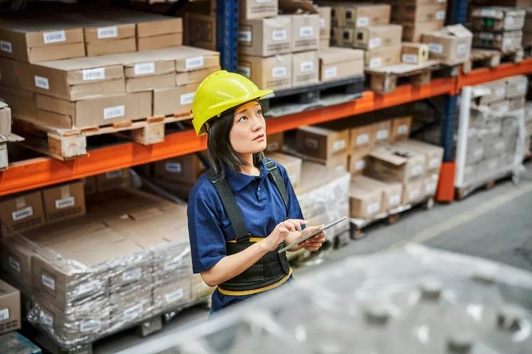 工厂来决定新产品是什么和出厂价格,批发给海外客户.